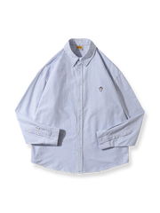 ストライプ柄に刺繍が施されたコットンシャツ。