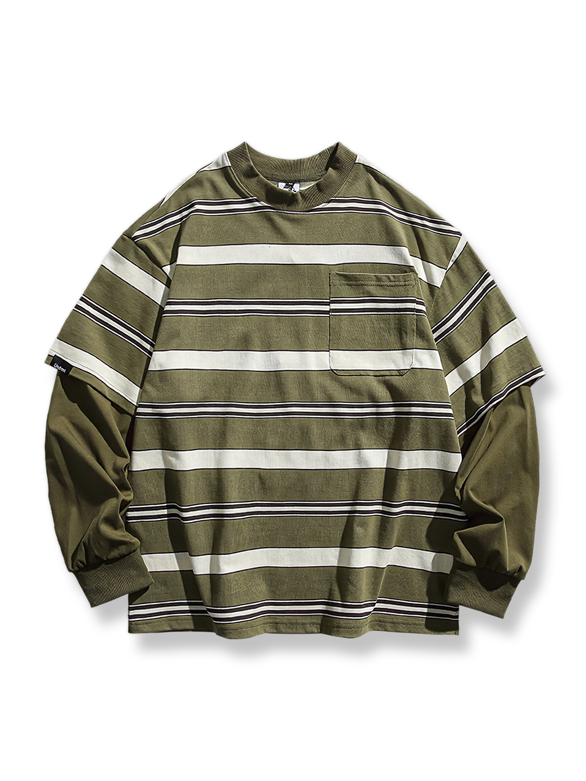 レイヤード風ストライプ柄とルーズフィットが特徴の長袖Tシャツ。