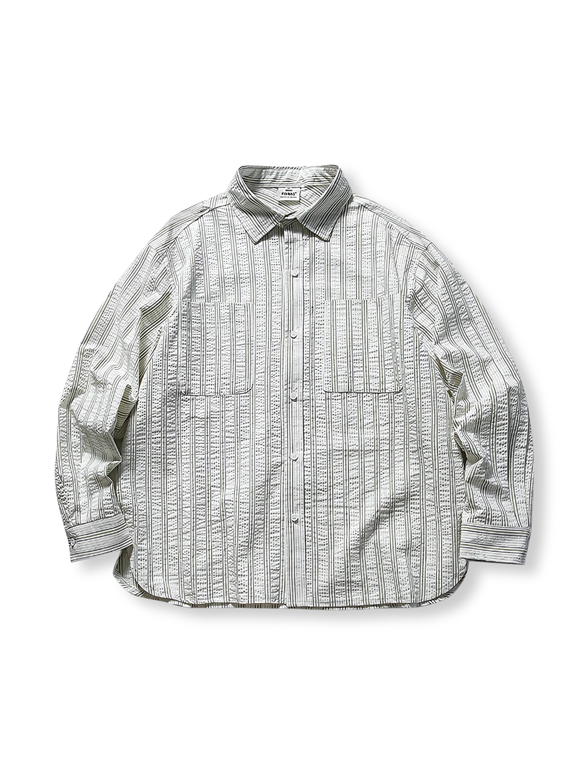 拼接ポケットがアクセントのストライプ柄長袖シャツ。