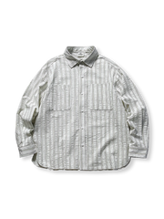 拼接ポケットがアクセントのストライプ柄長袖シャツ。