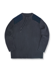 ストライプ切替とドローコード付き丸首デザインの英国ネイビースタイルセーター