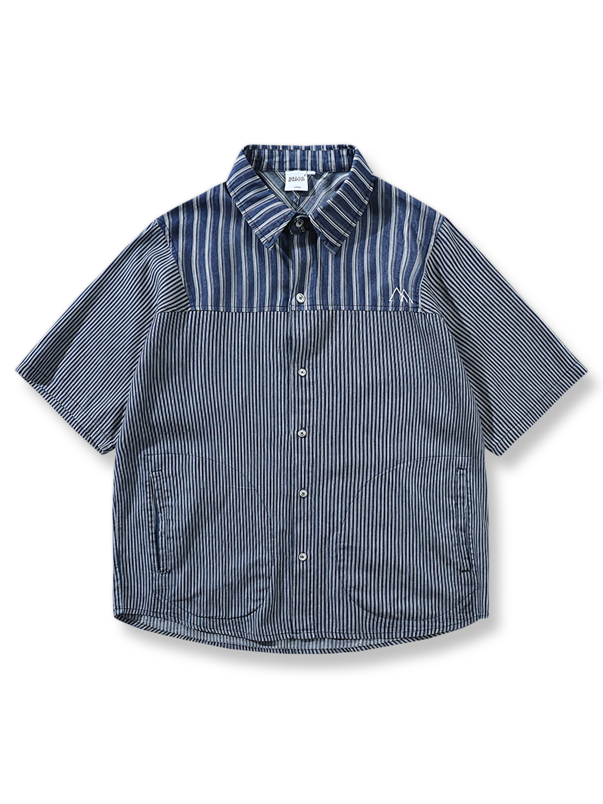 ストライプのパッチワークと刺繍が特徴の薄手コットンデニム半袖シャツ。