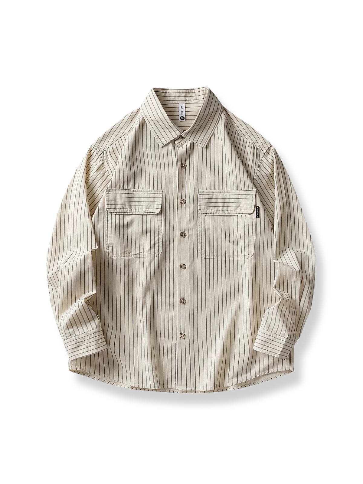 フラップポケット付きのストライプ柄ピュアコットンシャツ。