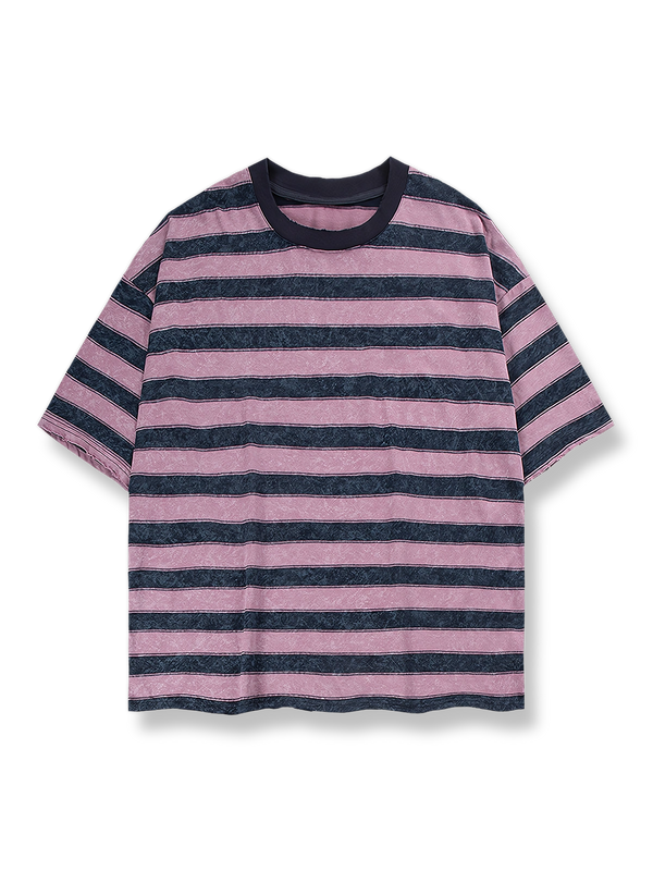 ダメージ加工が施された襟と袖口が特徴のストライプラウンドネック半袖Tシャツ。
