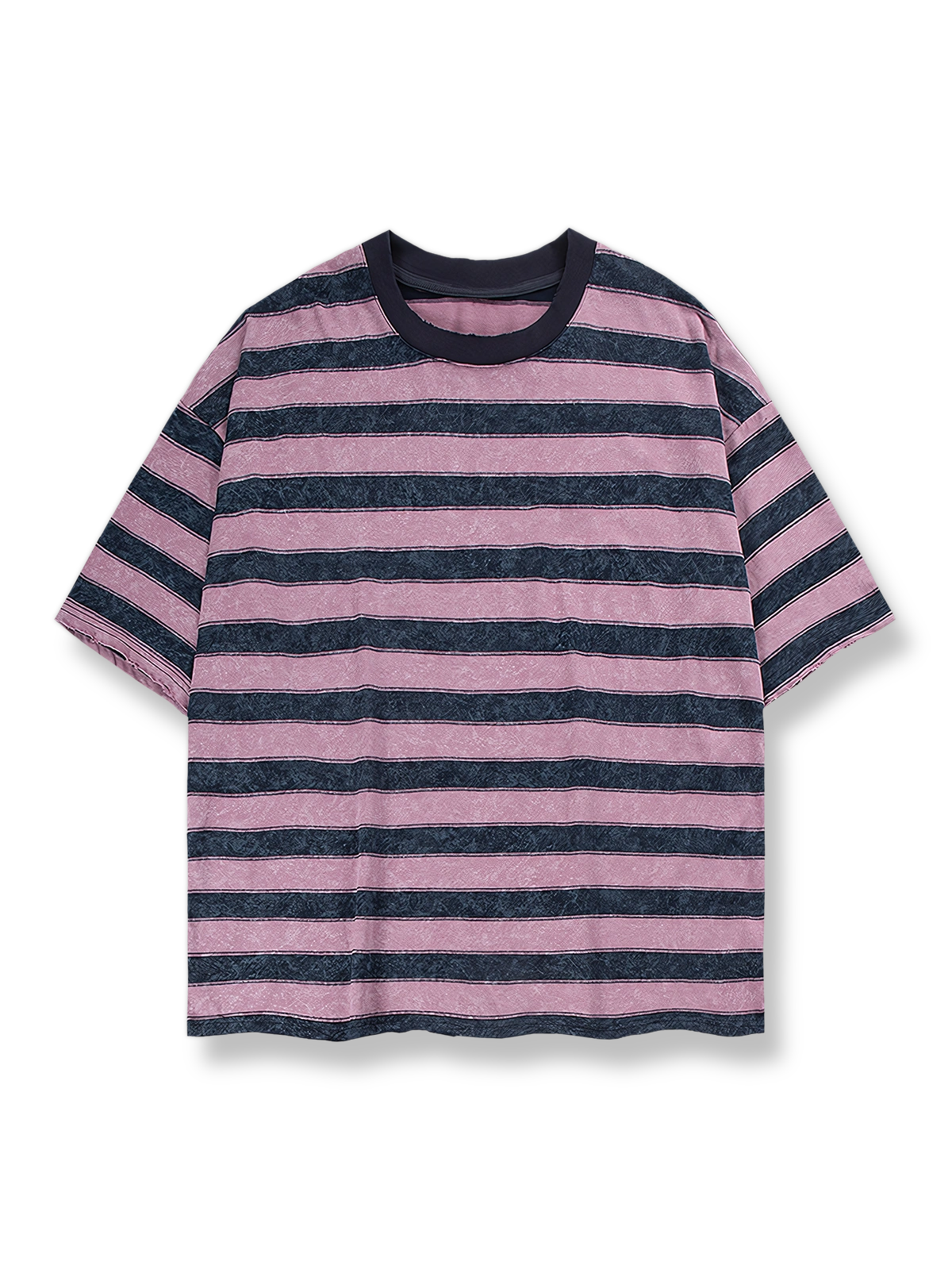 ダメージ加工が施された襟と袖口が特徴のストライプラウンドネック半袖Tシャツ。