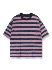 ダメージ加工が施された襟と袖口が特徴のストライプラウンドネック半袖Tシャツ。