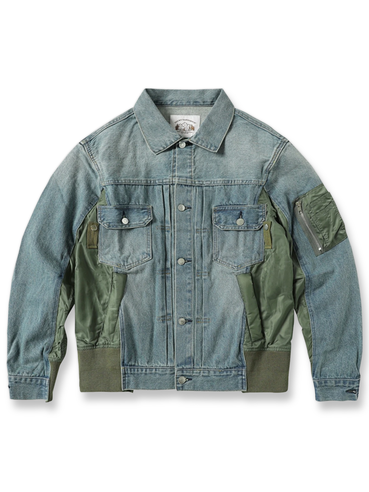 立体裁断パネル切り替えとフライトジャケット風多機能ポケットを備えたデニムジャケット。耐久性とレイヤード感が特徴。
