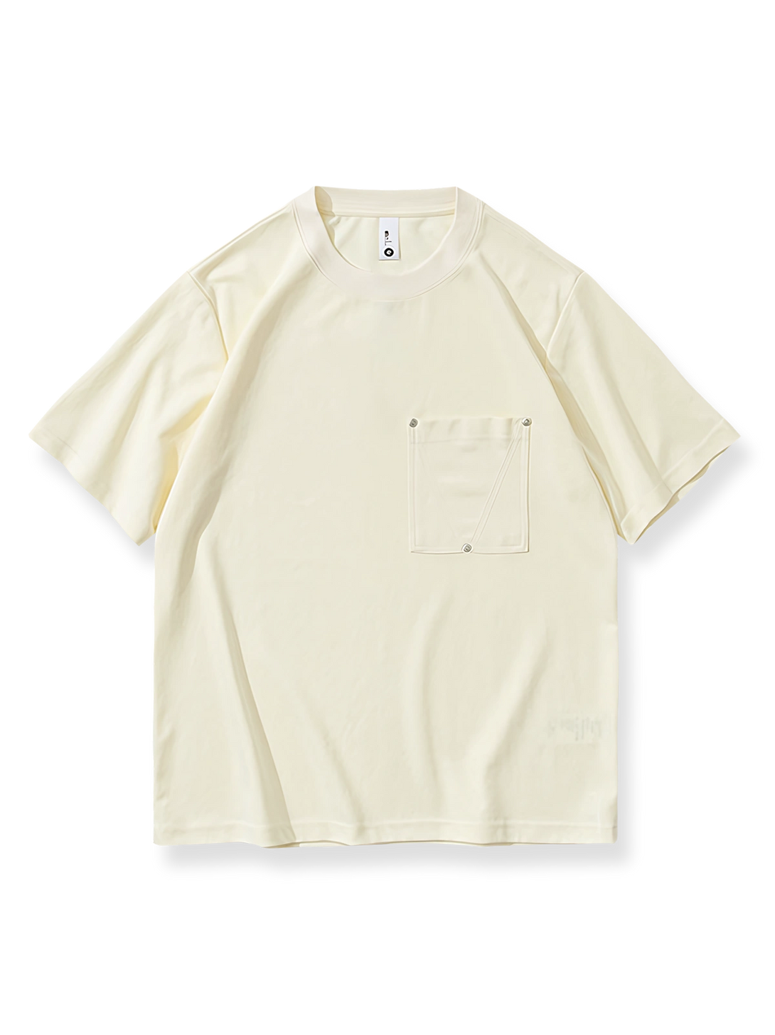 胸元にスタッズをあしらった無地の半袖Tシャツ。