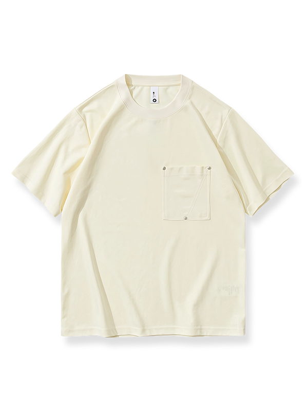 胸元にスタッズをあしらった無地の半袖Tシャツ。