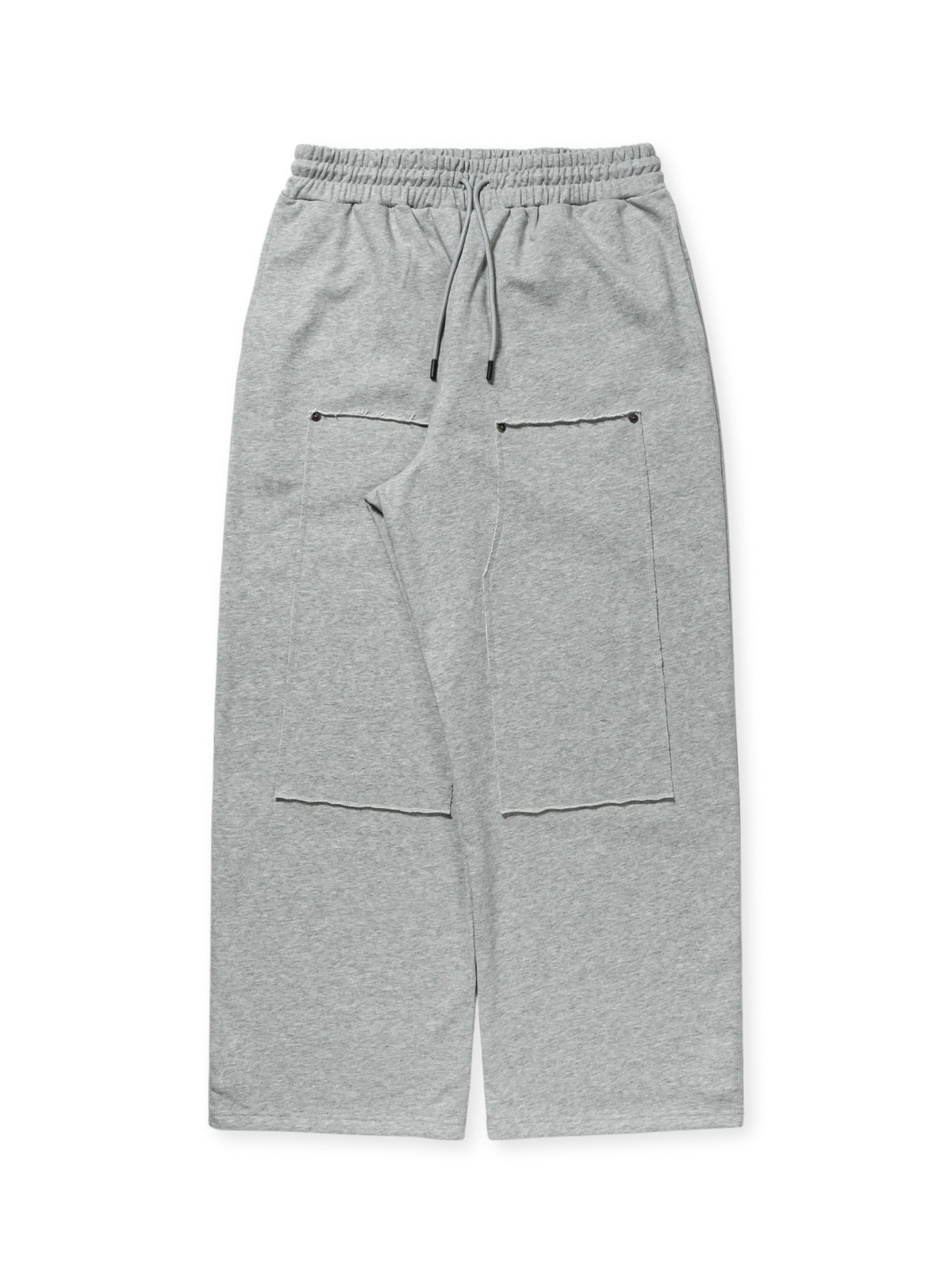 ドローコード付きのフィット調整可能なウエストと裾、切りっぱなしパッチとスタッズがアクセントのスウェットパンツ。