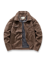 スエード調素材のワークジャケット。ターンダウンカラーとフラップポケット、高耐久ボタン付き。