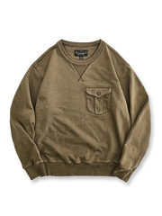 硫化染めとウォッシュ加工が特徴の100%コットンスウェット。牛角ボタン付きでヴィンテージ感のあるデザイン。