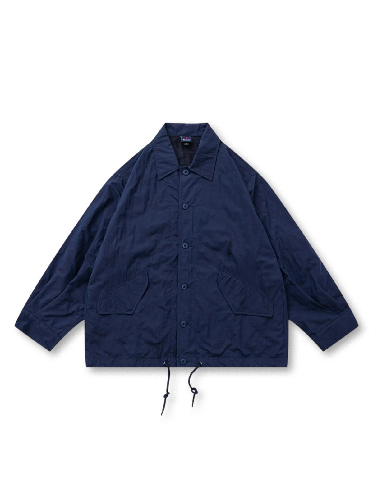 速乾メッシュ仕様のコットン混紡生地使用。襟付きでシルエット調整可能なカラーコーチジャケット。