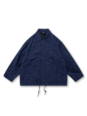 速乾メッシュ仕様のコットン混紡生地使用。襟付きでシルエット調整可能なカラーコーチジャケット。