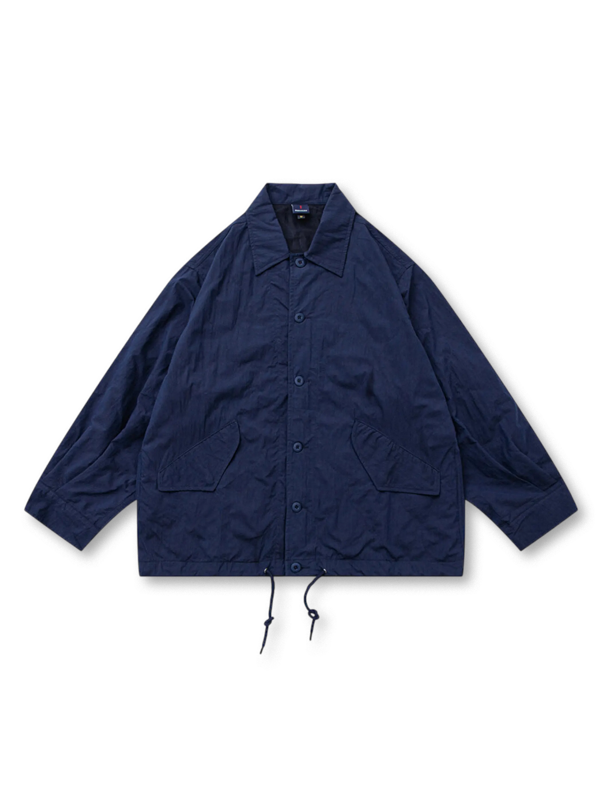 ドローコード裾と速乾メッシュライニングが特徴のコーチジャケット