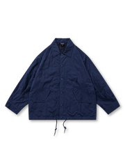 ドローコード裾と速乾メッシュライニングが特徴のコーチジャケット