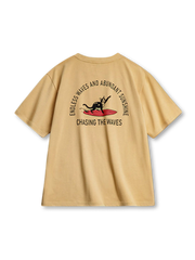 黒猫と赤サーフボードの発泡プリントが特徴のサーフスタイルTシャツ