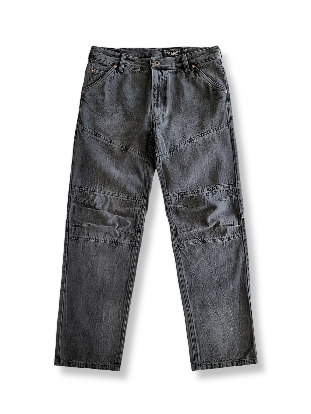 立体裁断で脚にフィットし、抜染ウォッシュ加工と金属ディテールが特徴のストレートデニムパンツ。