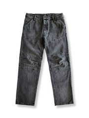 立体裁断で脚にフィットし、抜染ウォッシュ加工と金属ディテールが特徴のストレートデニムパンツ。