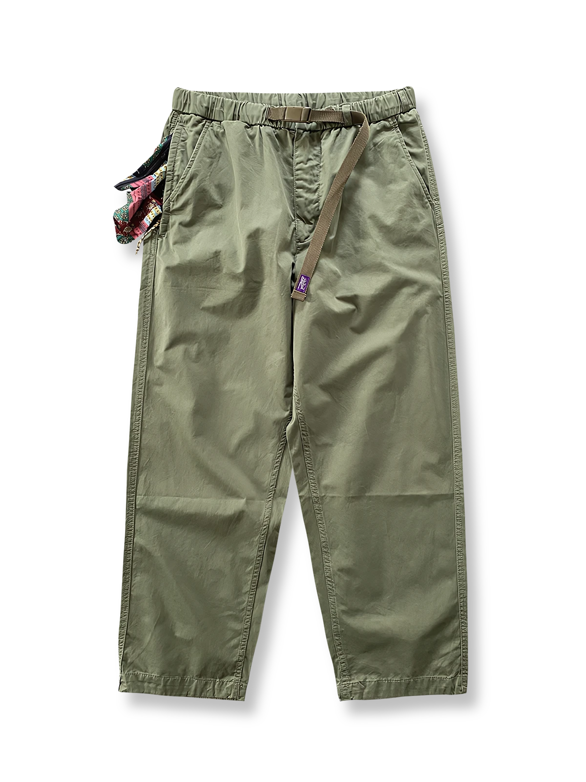 ヴィンテージプリントポケット付きテーパードカジュアルパンツ。YKKジッパーと調節ストラップで機能性を高めたデザイン。