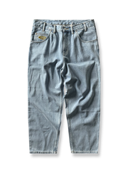 ポケット部分に刺繍デザインを施した100%コットン製テーパードデニムパンツ。