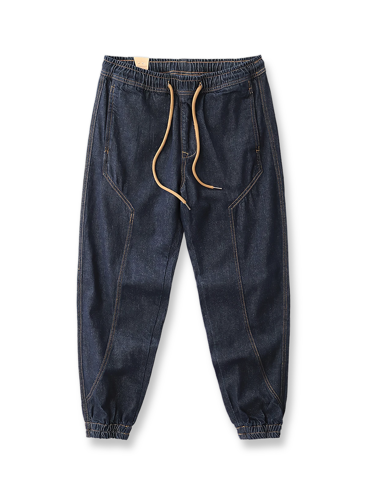 テーパードシルエットとジョガー裾が特徴のデニムパンツ。