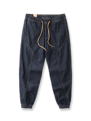 テーパードシルエットとジョガー裾が特徴のデニムパンツ。