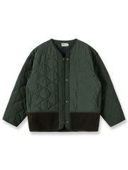 三防テクノロジーと3M™シンサレート中綿を使用したダイヤキルティングジャケット。シープボア裾と調節可能袖口付き。