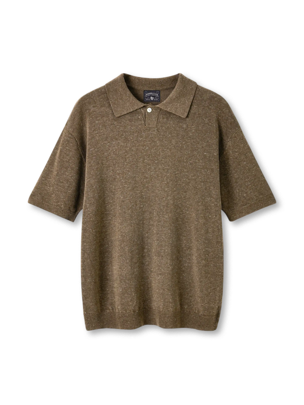 テンセルリネンニットポロの全身ビュー、リブ編み襟と滑らかなニットテクスチャーを強調。