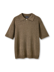 テンセルリネンニットポロの全身ビュー、リブ編み襟と滑らかなニットテクスチャーを強調。