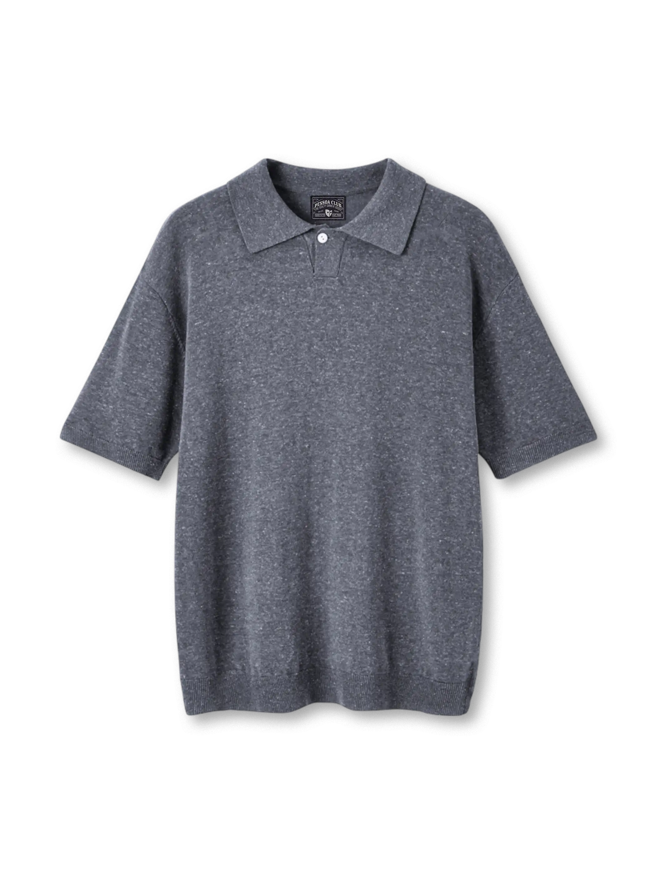 テンセルリネンニットポロの全身ビュー、リブ編み襟と滑らかなニットテクスチャーを強調。