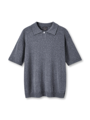 テンセルリネンニットポロの全身ビュー、リブ編み襟と滑らかなニットテクスチャーを強調。