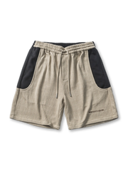 立体的なニット生地と配色切り替えが特徴のショートパンツ