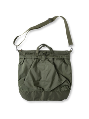 シワ感テクスチャーナイロンのパラシュートパンツ全体正面画像とダブルプリーツ、ポケットディテール。