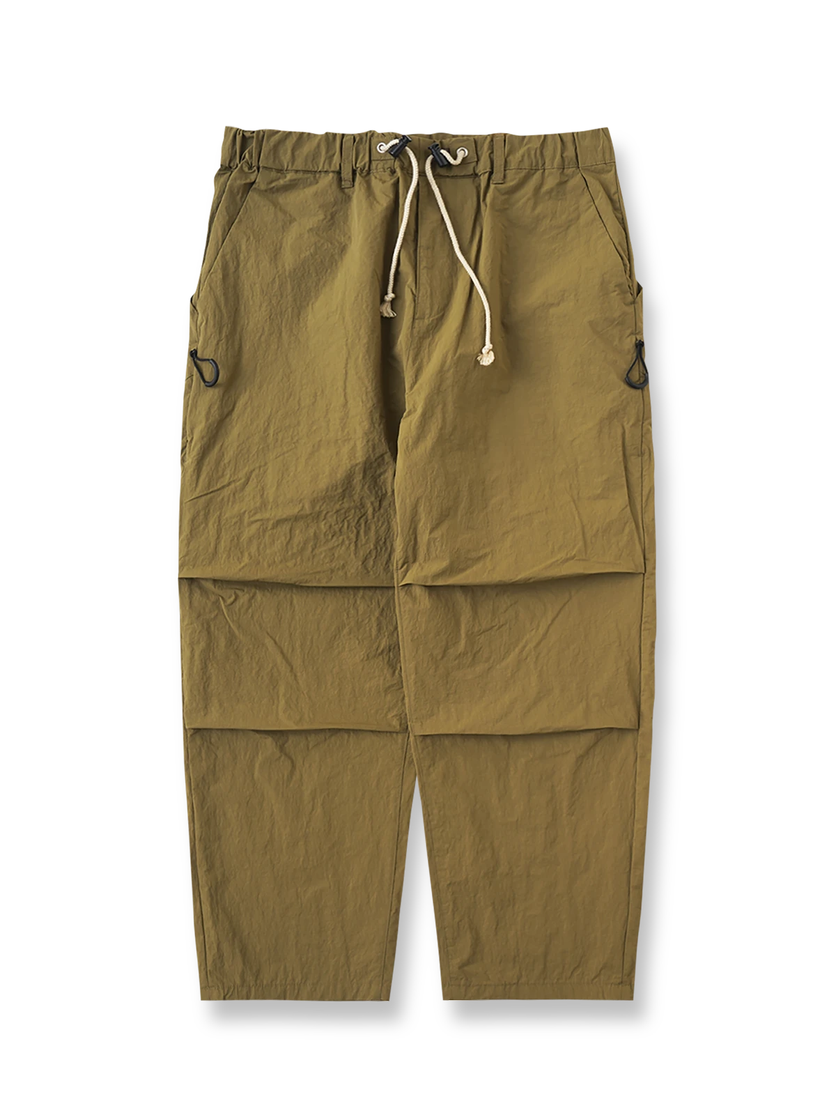 シワ感テクスチャーナイロンのパラシュートパンツ全体正面画像とダブルプリーツ、ポケットディテール。