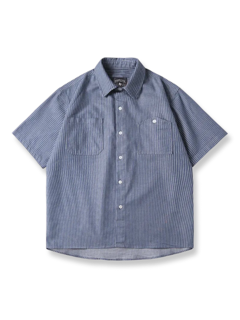 縦ストライプと非対称ポケットが特徴のテクスチャード半袖シャツ