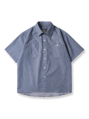 縦ストライプと非対称ポケットが特徴のテクスチャード半袖シャツ