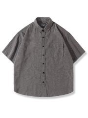 細かいギンガムチェックとフラップポケットが特徴のルーズフィット混紡素材半袖シャツ