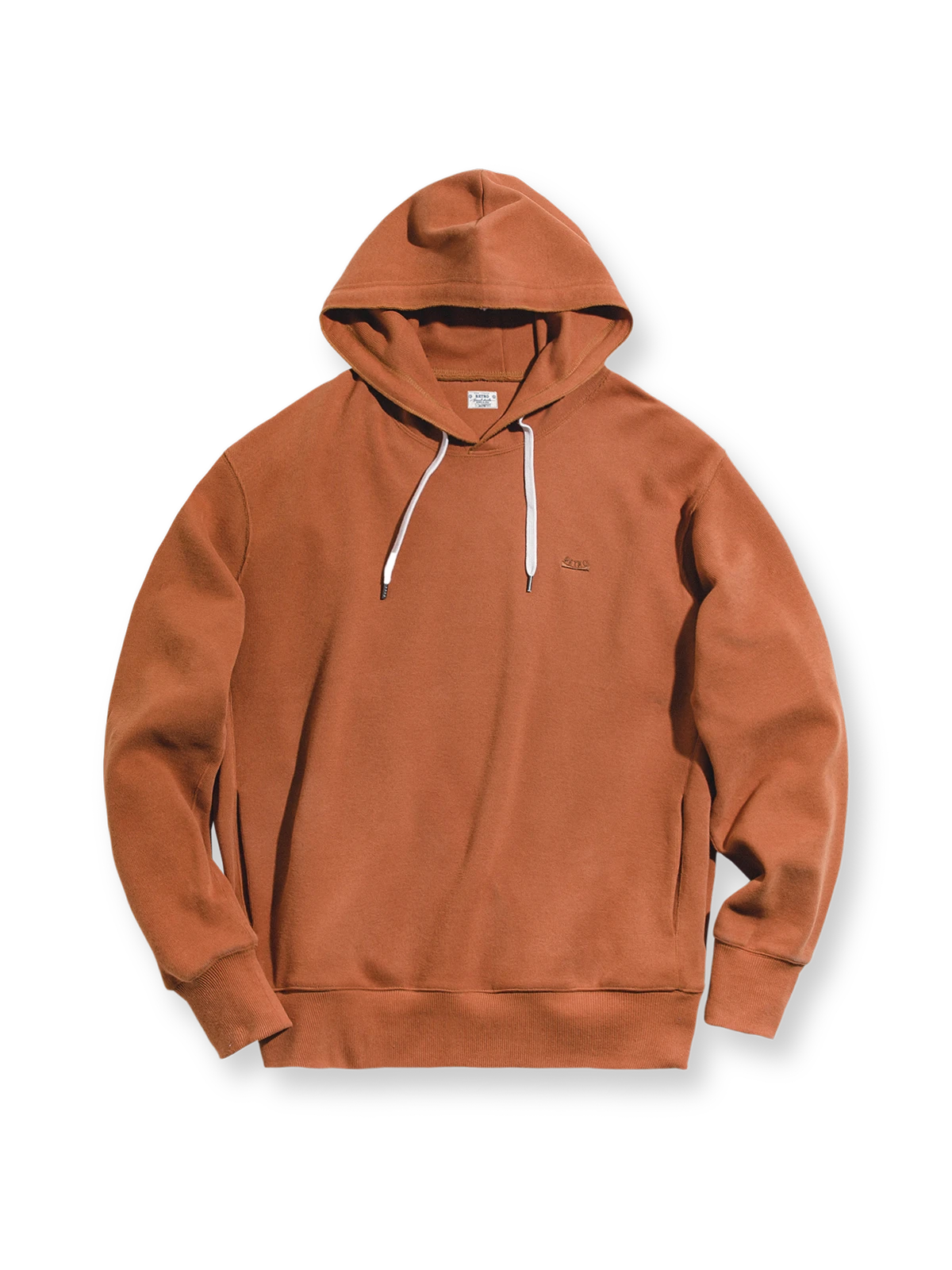 グレー・ブリックレッド・アプリコットの3色展開、胸元に英字ロゴ入りのプルオーバーパーカー。