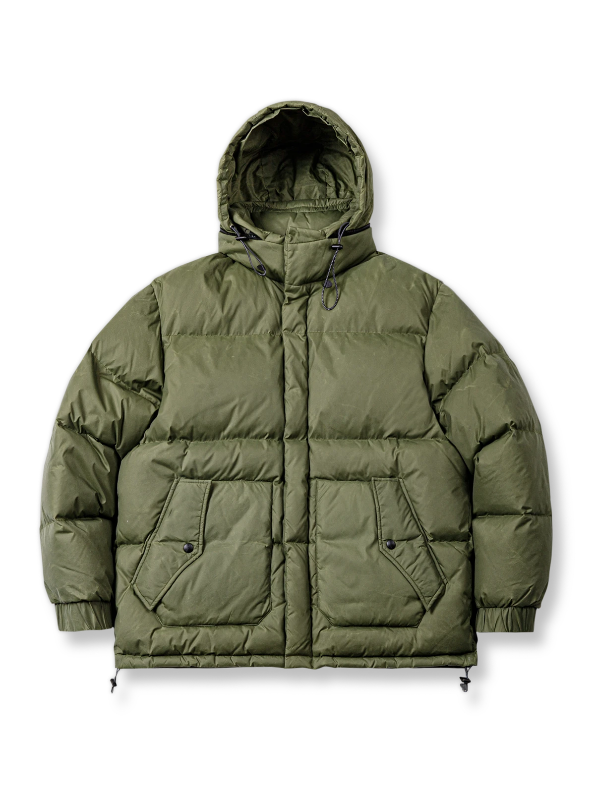 オイルワックス加工の表面とホワイトダックダウン中綿を備えたダウンジャケット。