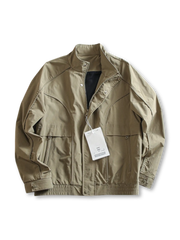 曲線切り替えと立ち襟が特徴の柔らかくハリのあるスタンドカラージャケット。多用途に対応。