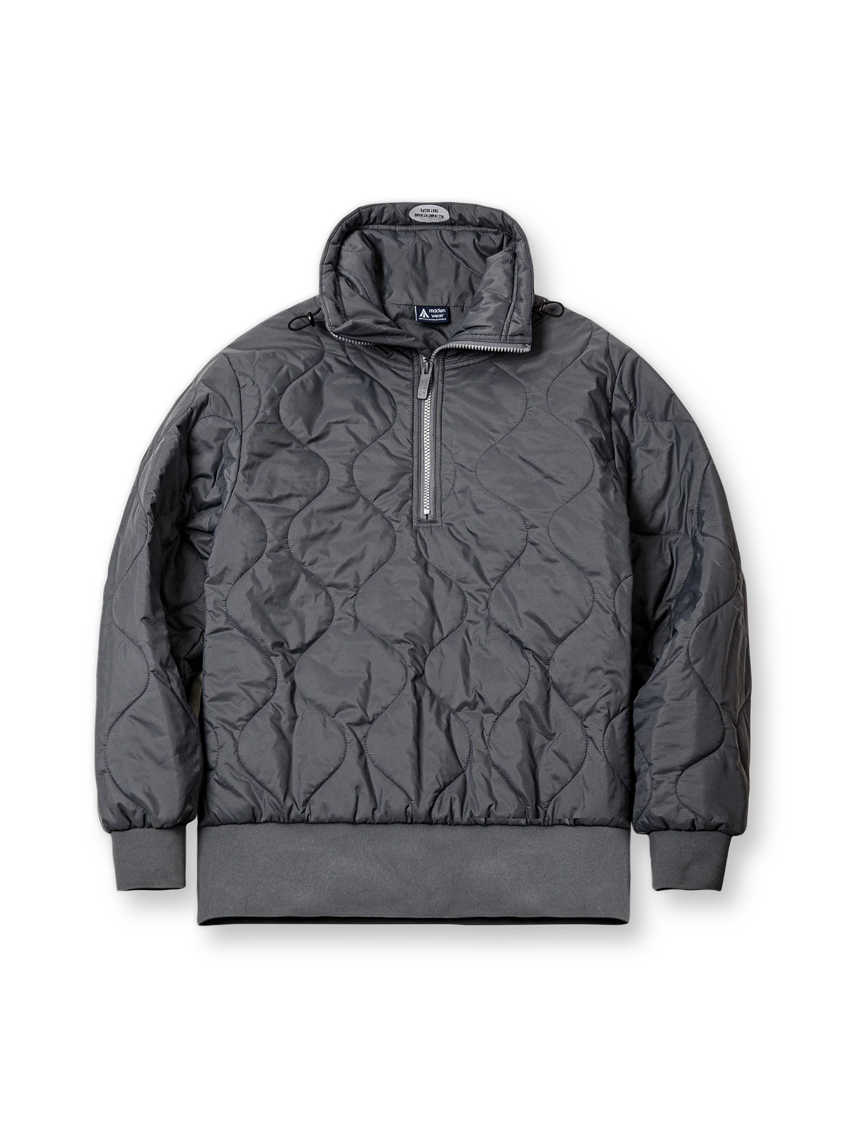 3Mシンサレート™採用のハイネックハーフジッププルオーバー。