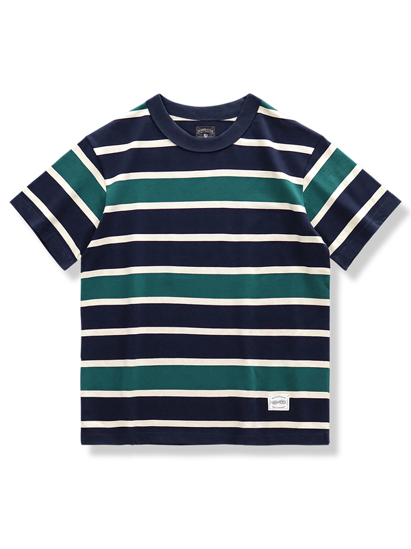 ３本針ステッチとマルチカラーストライプが映えるゆったりシルエットのTシャツ。