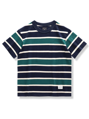 ３本針ステッチとマルチカラーストライプが映えるゆったりシルエットのTシャツ。