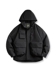 三つポケットと撥水素材が特徴のフード付きテクニカルジャケット。