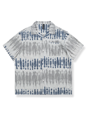 手作業のタイダイパターンが鮮やかなリラックスフィット半袖ハワイアンシャツ。