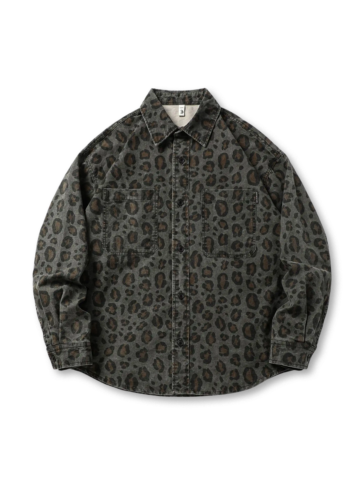 タイダイ加工と迷彩レオパード柄が特徴のゆったりワークシャツ
