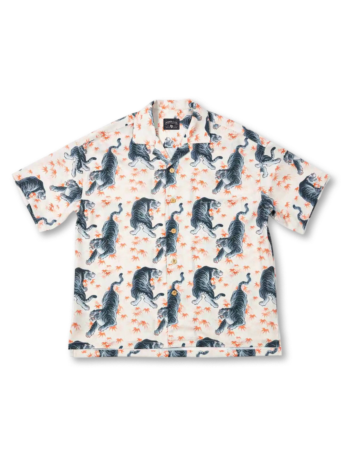 力強い虎モチーフの全身プリントが印象的な、滑らかなリヨセル混紡素材のアロハシャツ。