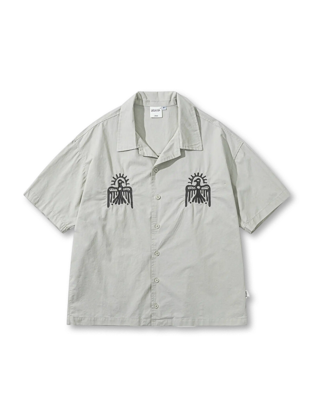 雷鳥トーテム刺繍とゆったりシルエットが特徴のコットンキューバシャツ。夏に快適な通気性を備えています。