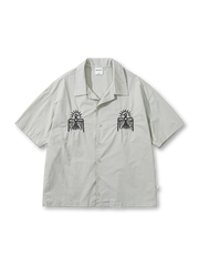 雷鳥トーテム刺繍とゆったりシルエットが特徴のコットンキューバシャツ。夏に快適な通気性を備えています。